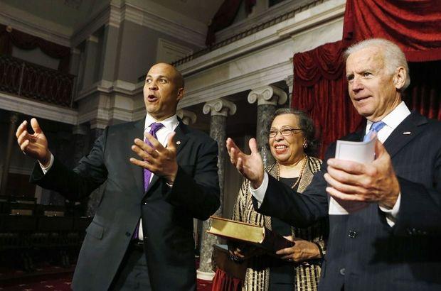 Cory Booker met Joe Biden op de dag dat Booker zijn eed aflegde in de Senaat. Tussen hen in de moeder van de senator