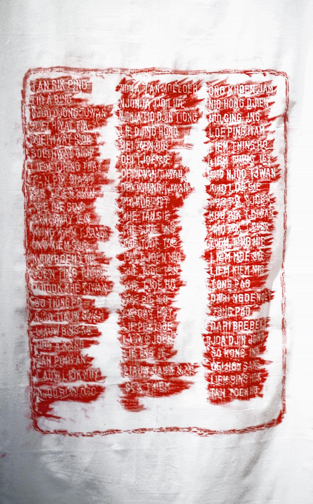 Pilgrimage to History (2013) De namen van vermoorde etnische Chinezen, in rood pastel op stof. 'Er is maar één remedie voor onwetendheid: de herinnering.'