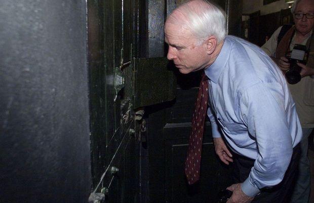 Senator John McCain op bezoek in de Hanoi Hilton, de Vietnamese gevangenis waar hij zelf werd vastgehouden en gefolterd