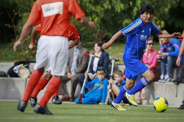 President van Bolivia Evo Morales (R) speelt een voetbalwedstrijd. 