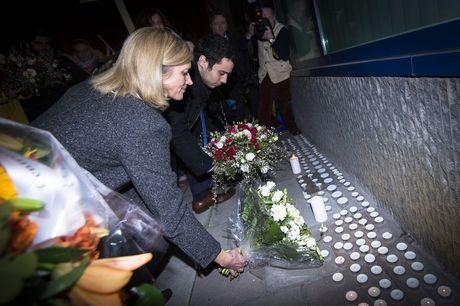 Bloemen- en kaarsenhulde voor de slachtoffers 