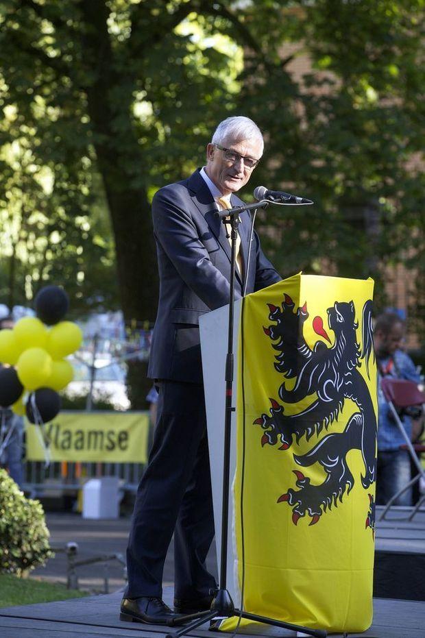 Geert Bourgeois houdt de 11 juli-speech (2015) op de Groeningekouter in Kortrijk.