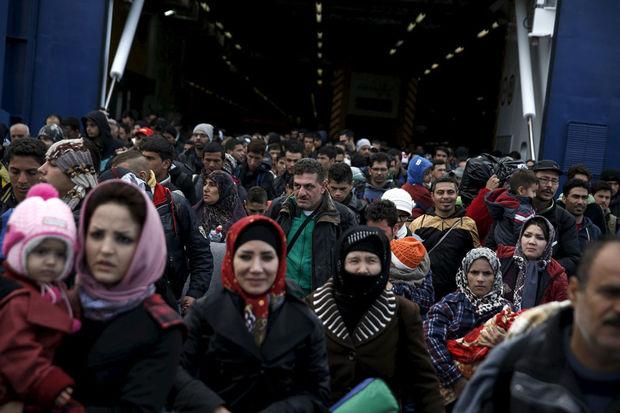 Enkele vluchtelingen komen aan in Lesbos 