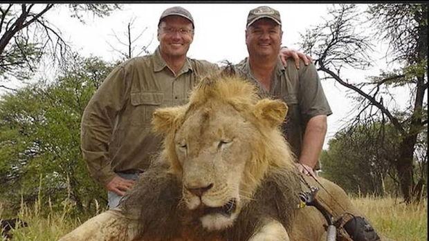 De Amerikaanse tandarts die de leeuw Cecil in Zimbabwe doodde, poseert trots met zijn 'prooi'.