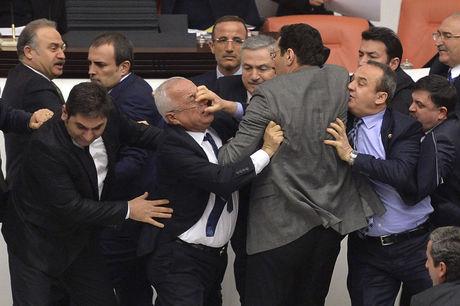 Een gevecht in het Turkse Parlement tussen leden van de Republikeinse Volkspartij (CHP) en de regerende AKP van president Recep Tayyip Erdogan.
