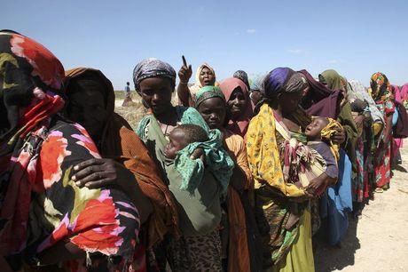 Somalische moeders en bun kinderen staan in de rij voor voedsel ten noorden van Mogadishu.