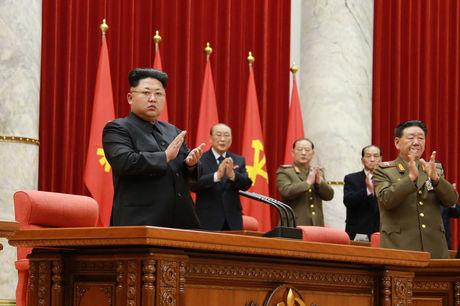 Kim Jong-un onthult 'trapeziumkapsel' (en kleinere wenkbrauwen)