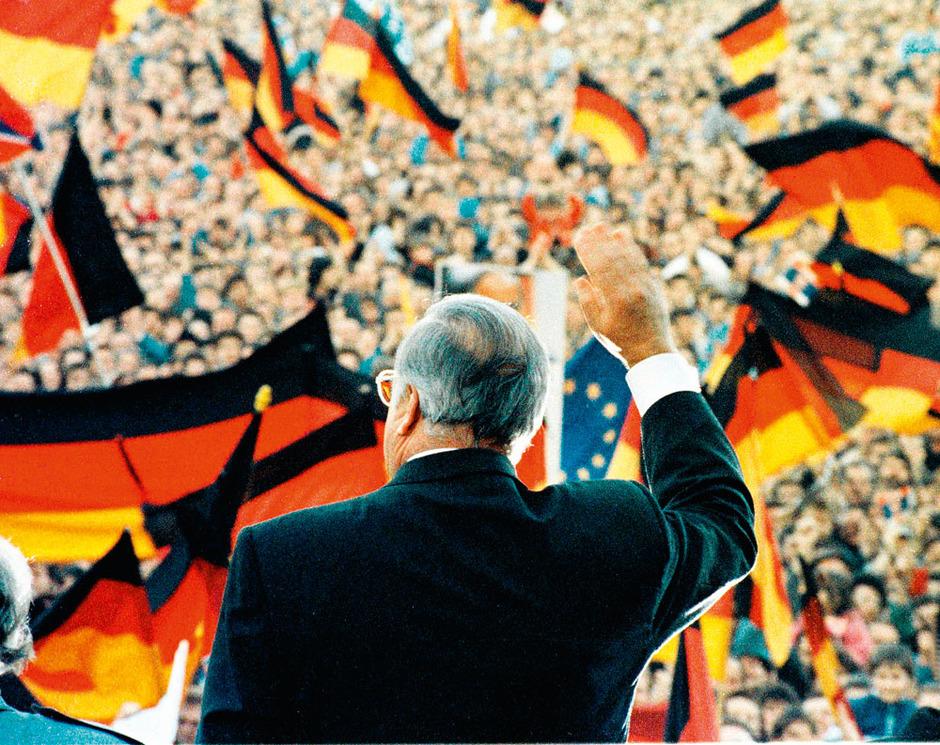 Enkele maanden na de hereniging wordt Kohl toegejuicht op een verkiezingsbijeenkomst in Erfurt, in de voormalige DDR.