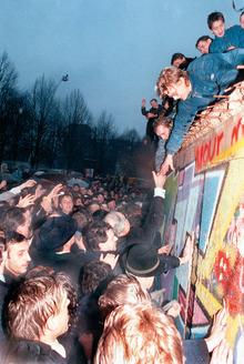 Kohl begroet Oost-Duitsers bij de Muur in Berlijn.