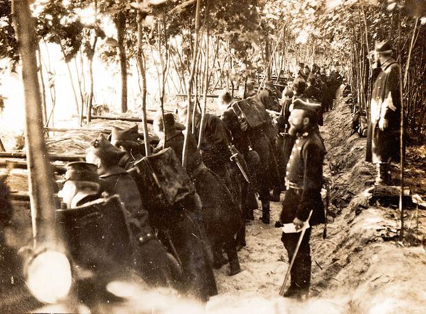 In 1914 gebruiken alle legers nog 19de-eeuwse aanvals- en verdedigingstactieken. Soldaten liggen op één rij met hun officieren en onderofficieren achter hen, schijnbaar ontastbaar voor de kogels. Foto van Belgische troepen tijdens de Duitse inval.