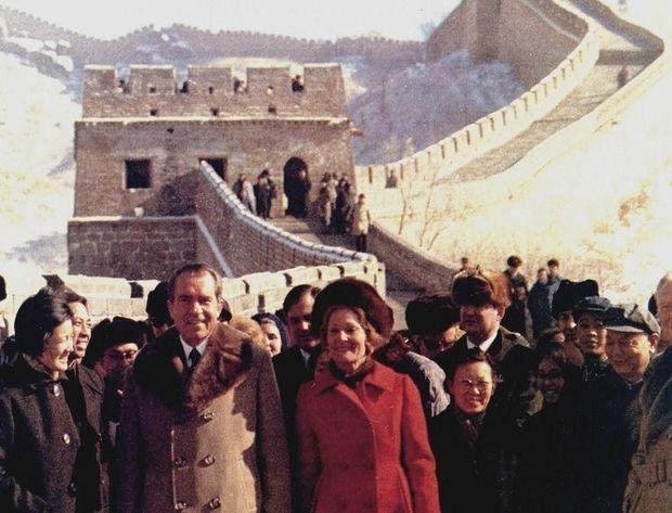Toenmalige Amerikaans president Richard Nixon en zijn vrouw Pat naast een deel van de Chinese Muur, 24 februari 1972.