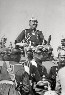 Voor de oorlog staat Wilhelm II bekend om zijn grootspraak en ijdelheid. Hier staat hij nog te lachen tussen zijn soldaten. Eenmaal de oorlog is losgebarsten, kan hij de druk niet aan.
