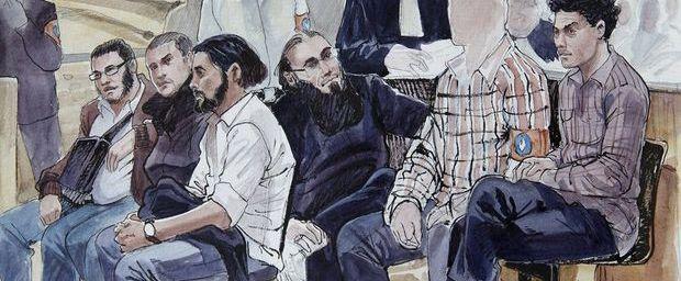 Terrorismeproces: een schets van de beklaagdenbank, met als derde van links Jejoen Bontinck en naast hem, in het midden van de tekening, Fouad Belkacem.