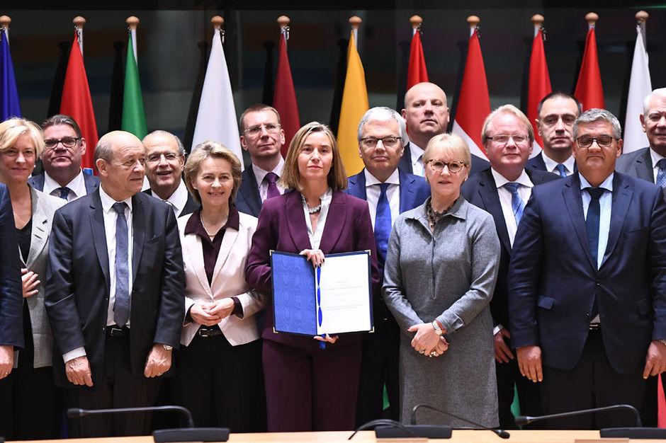 De ondertekening van de Pesco-akkoorden afgelopen maandag. Ook minister van Defensie Steven Vandeput (N-VA) en Didier Reynders (MR) ondertekenden het akkoord, waarna het werd doorgestuurd naar Hoge Vertegenwoordiger van de Europese Unie Federica Mogherini. 