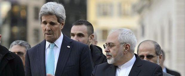 De Amerikaanse minister van Buitenlandse Zaken John Kerry in gesprek met zijn Iraanse collega Javad Zarif