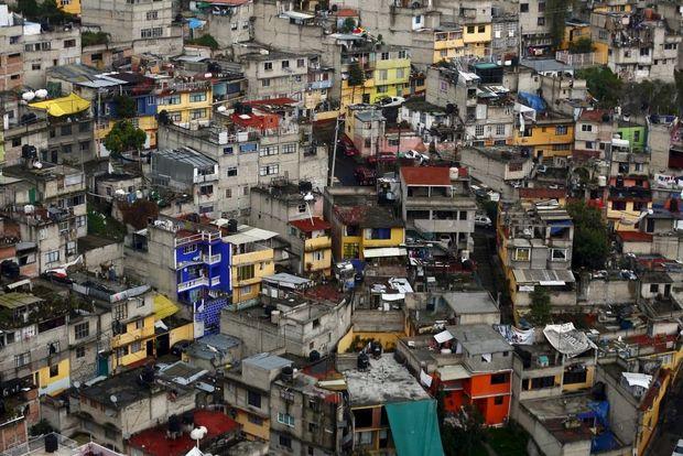 Een van de armere buurten in Mexico-Stad. Zowat de helft van de Mexicanen leeft onder de armoedegrens. Armeren krijgen ook vaker met corruptie te maken. 