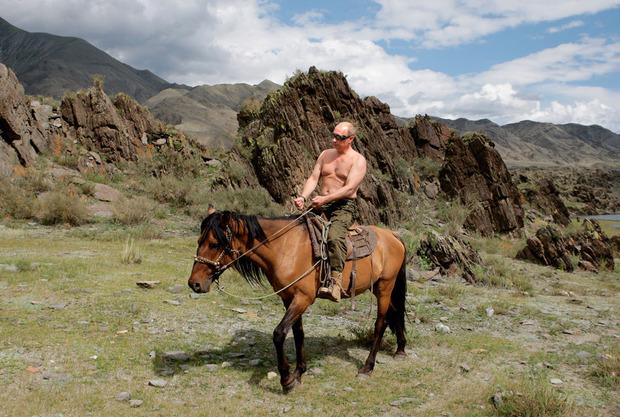 De energieke Poetin die als een macho in bloot bovenlijf op een paard rijdt, valt meteen in de smaak bij veel Russen.