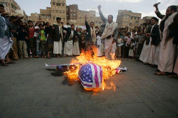 Betogers in de Jemenitische hoofdstad Sanaa verbranden een beeltenis van een Amerikaanse drone, 12 april 2013. 