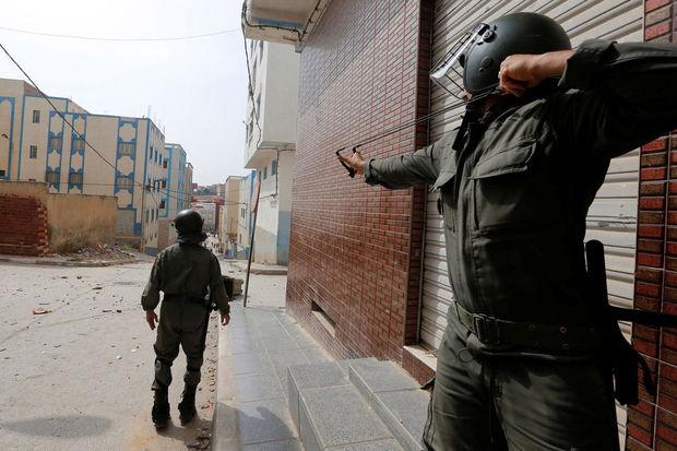 Een agent zet een katapult in tegen betogers in Imzouren, Marokko, 2 juni 2017.