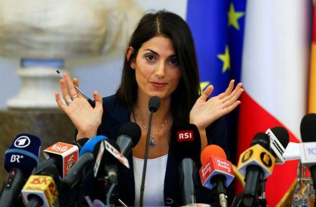 De burgemeester van Rome Virginia Raggi van de Vijfsterrenbeweging doet het een jaar na haar aantreden zonder meer slecht volgens 41,2 procent van haar kiezers. 