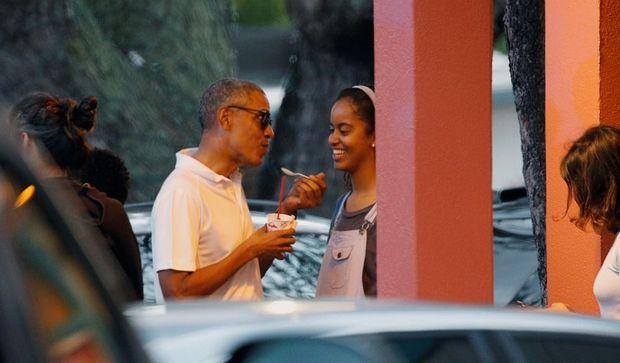 Barack Obama en dochter Malia met vakantie op Hawaï