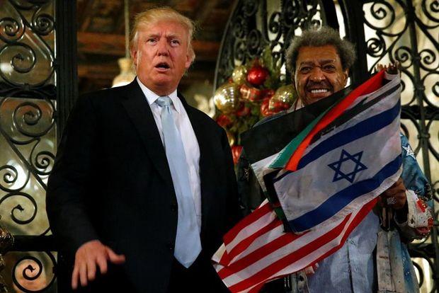 Donald Trump ontvangt bokspromotor Don King in zijn resort Mar-a-Lago in Palm Beach. King heeft een vlag van Israël bij.