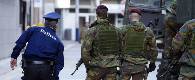 Militairen en politieagent in Antwerpen 