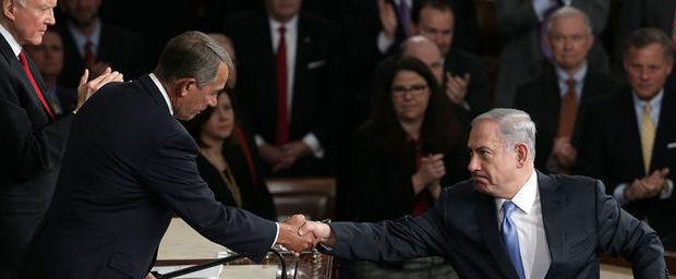 Netanyahu schudt de hand van de Republikein John Boehner
