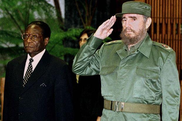 De toenmalige Cubaanse president Fidel Castro ontvangt zijn Zimbabwaanse ambtgenoot Robert Mugabe in Havana, september 1999. De socialistische Mugabe werd aanvankelijk gesaboteerd. 