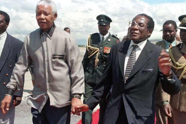 President van Zimbabwe Robert Mugabe (rechts) ontvangt zijn Zuid-Afrikaanse ambtgenoot Nelson Mandela in Zimbabwe in 1998. 