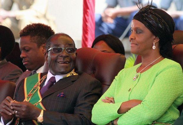 President van Zimbabwe Robert Mugabe en zijn tweede vrouw Grace wonen een militair evenement bij in hoofdstad Harare, 12 augustus 2014. 