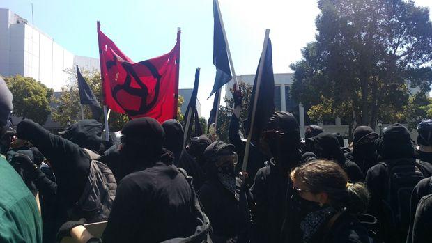 Deel van het black bloc in Berkeley.