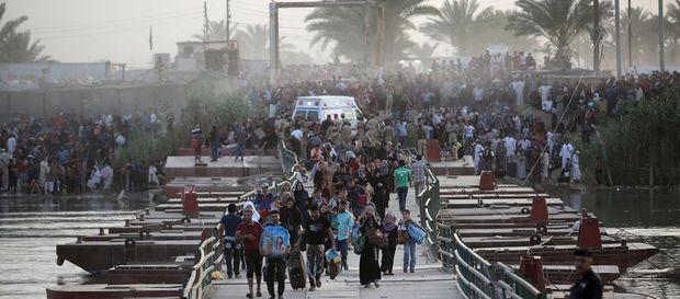 Bewoners uit Ramadi vluchten over een noodbrug