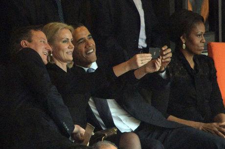 De selfie van 2013: Barack Obama, David Cameron en Helle Thorning-Schmidt met een kwaad kijkende Michelle Obama.