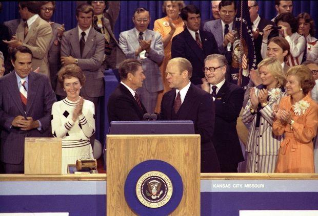 Ronald Reagan feliciteert Gerald Ford met zijn nominatie