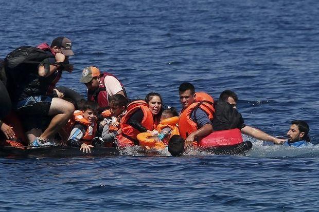 Bootvluchtelingen voor de Griekse kust