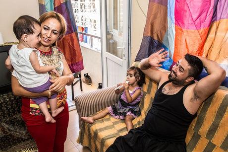 Idris met zijn gezin in het appartement in Gaziantep. 