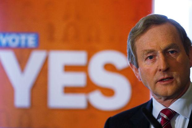 Iers premier Enda Kenny stemt 'Yes'.