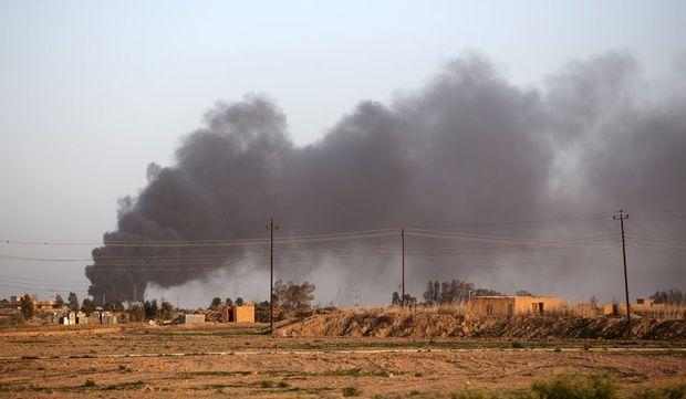 Buiten Tikrit heeft IS oliebronnen in brand gestoken