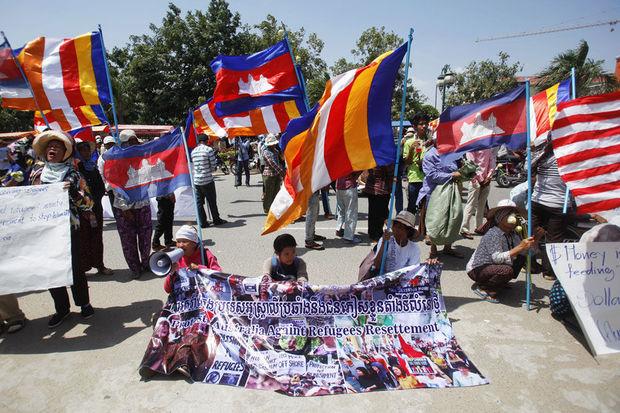 Betogers aan de Australische ambassade in de Cambodjaanse hoofdstad Phnom Penh zijn het oneens met het akkoord dat beide landen tekenden. Cambodja moet in ruil voor 35 miljoen dollar steun vluchtelingen naar Australië verplicht zelf terug opnemen.
