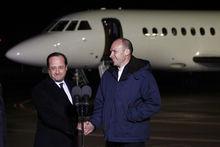 De Franse president Francois Hollande (L) verwelkomt priester Georges Vandenbeusch bij zijn terugkomst in Frankrijk. Vandenbeusch werd in Kameroen ontvoerd.