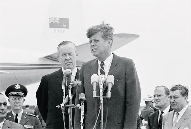 Lester B. Pearson en John F. Kennedy De Canadese premier ving dienstweigeraars op tijdens JFK's Vietnamoorlog.