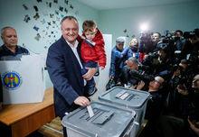 Igor Dodon brengt zijn stem uit tijdens de presidentsverkiezingen in Moldavië.