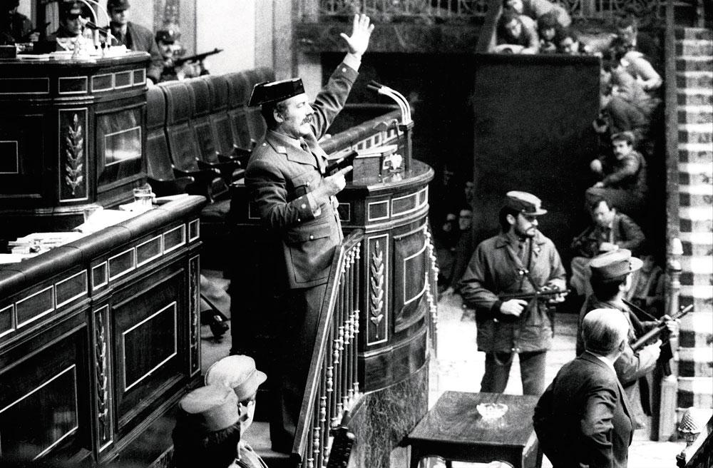 De laatste opstoot van het franquisme Kolonel Antonio Tejero schiet in het plafond van het Spaanse parlement.