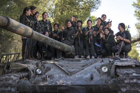 Strijdsters op een trainingskamp van YPJ, de vrouwelijke afdeling van YPG