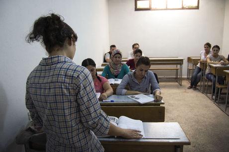 Jonge Syrisch-Koerdische vrouwen volgen een opleiding aan het Centrum voor de Koerdische Taal, om Koerdisch te kunnen geven aan middelbare scholen.