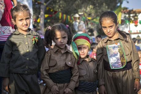 Kinderen in traditionele Koerdische klederdracht 