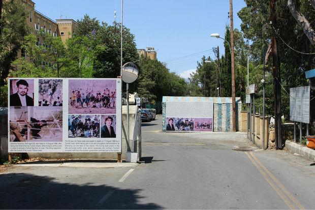 De start van de bufferzone aan de Griekse zijde. De tekst en foto's op de borden omschrijven de moord op twee jonge Griekse Cyprioten.