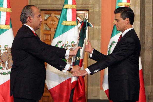 Uittredend Mexicaans president Felipe Calderón en huidig president Enrique Peña Nieto.