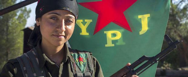 Strijdster op een trainingskamp van YPJ, de vrouwelijke afdeling van YPG